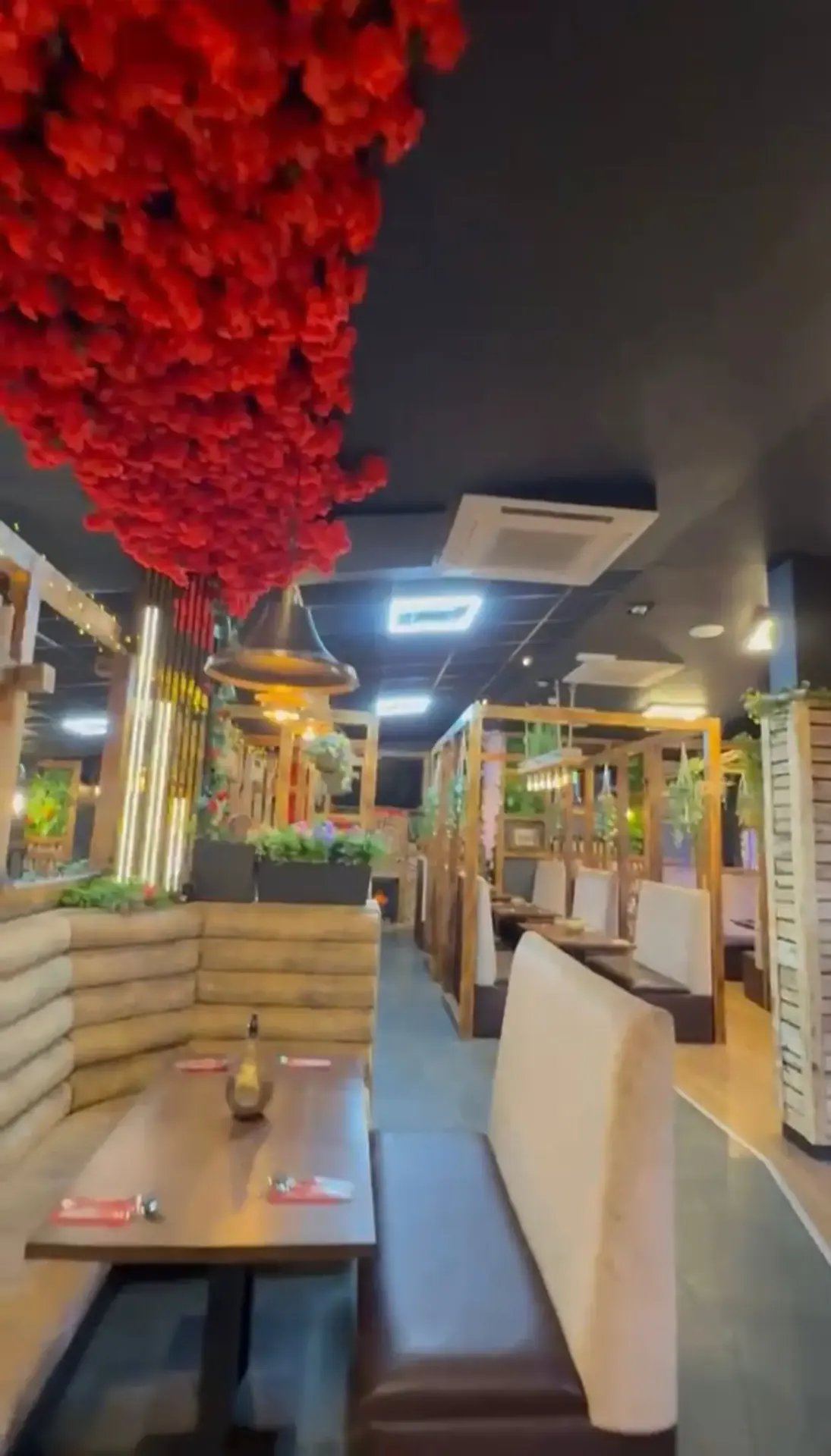 Red roses ceiling décor